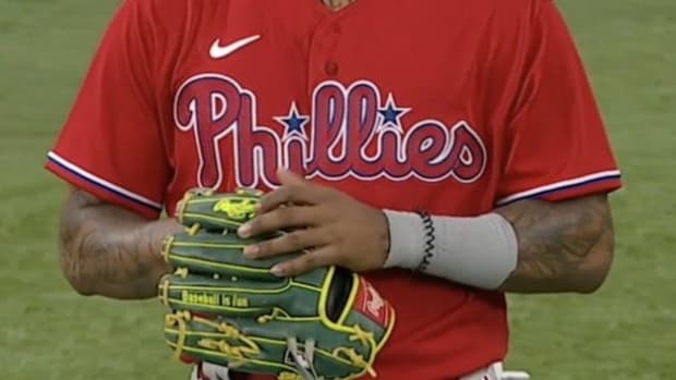 Cristian Pache de los Phillies con su guante de beisbol.